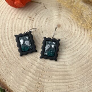 Post with spooky ghosts