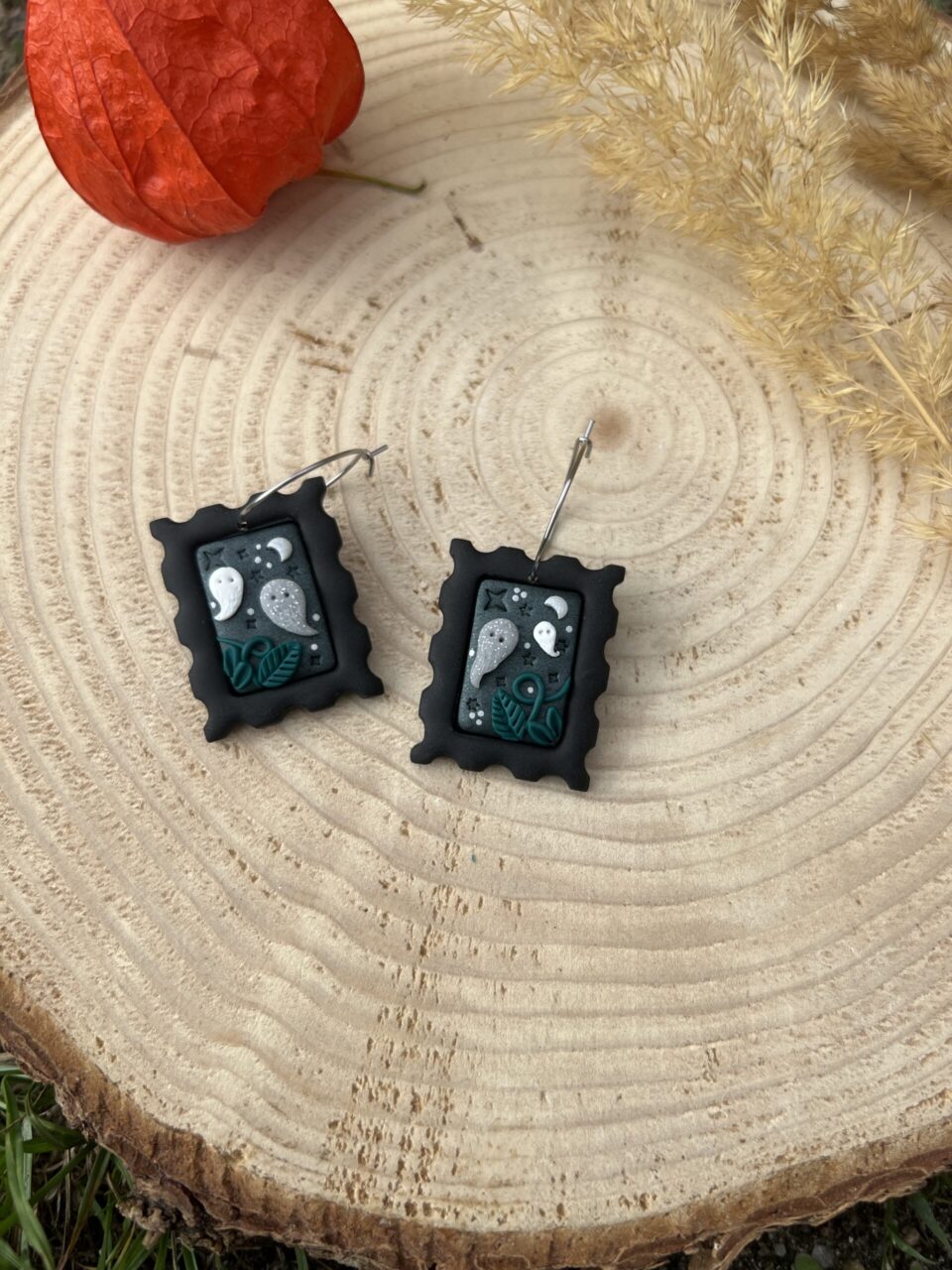 Post with spooky ghosts